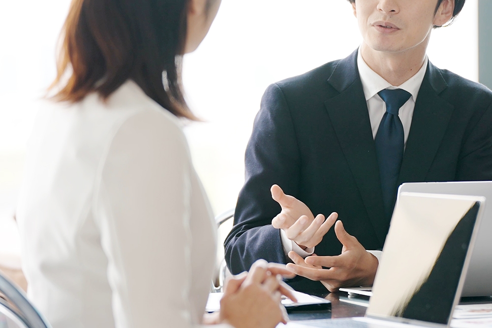 オフィスで面談をする男女